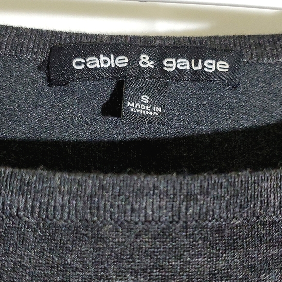 Cable & Gauge Grey Two-Tone Horizontal Stripe 3/4 Sleeve Knit Top - Medium - Picture 5 of 10